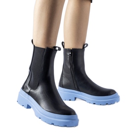 Les chaussures noires de Georgette à semelle bleue