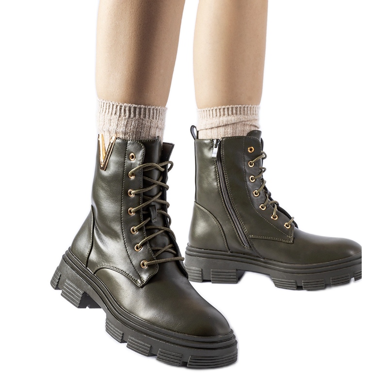 Bottes de travail isolées vert foncé avec découpe Fru