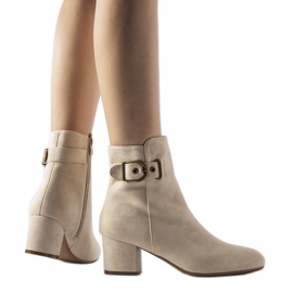 Bottines beiges à talons bas en éco-daim par Nemaha