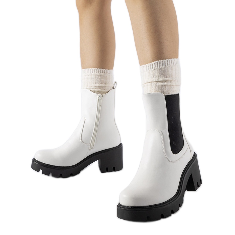 Bottes isolées blanches avec un bloc Hattiesburg