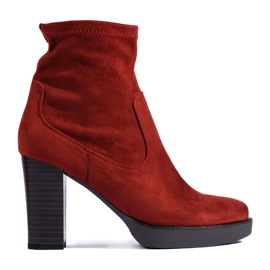 Bottines rouges en daim à talon haut par Daszyński