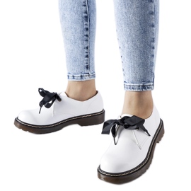 Chaussures blanches avec un nœud décoratif de Rodriguez