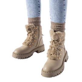 Pantalon de travail beige avec fourrure décorative de Quarto Pantalon de travail beige avec fourrure décorative de Quarto