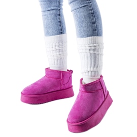 Bottes de neige isolées roses sur la plateforme Miso Bottes de neige isolées roses sur la plateforme Miso