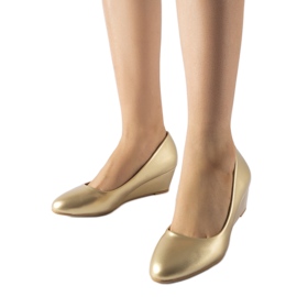 Les ballerines compensées dorées de Houston d'or