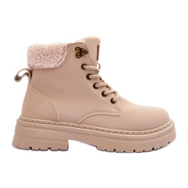 Bottes de femmes avec une peau de mouton beige brillante