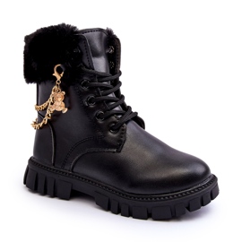 Bottes pour enfants isolés en cuir avec une chaîne noire le noir