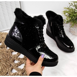 Bottes en cuir isolées sur la plateforme Rieker W 93312, noires