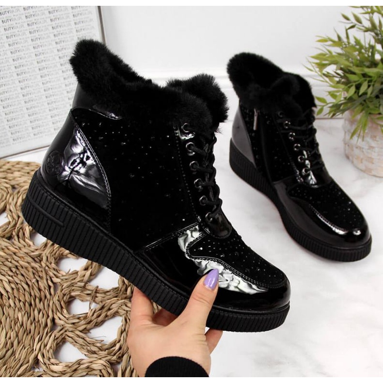 Bottes en cuir isolées sur la plateforme Rieker W 93312, noires le noir