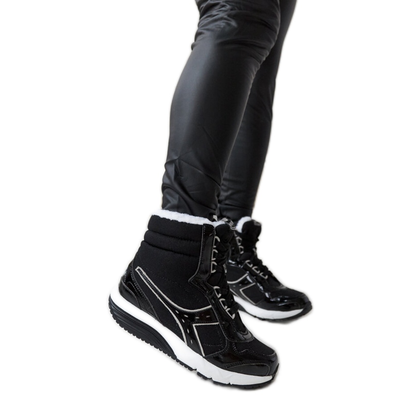 Bottes de neige de sport isolées Diadora noires le noir
