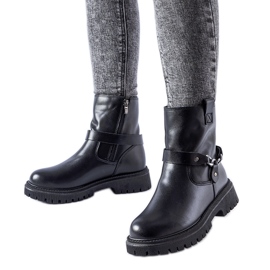 Bottes isolées noires avec une chaîne de Smithsons