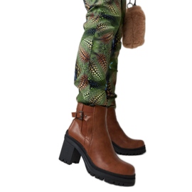 Bottines marron à talon bas avec passant de ceinture par Favale brun Bottines marron à talon bas avec passant de ceinture par Favale brun