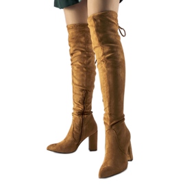 Bottes à talons hauts isolées marron par Spencer brun Bottes à talons hauts isolées marron par Spencer brun