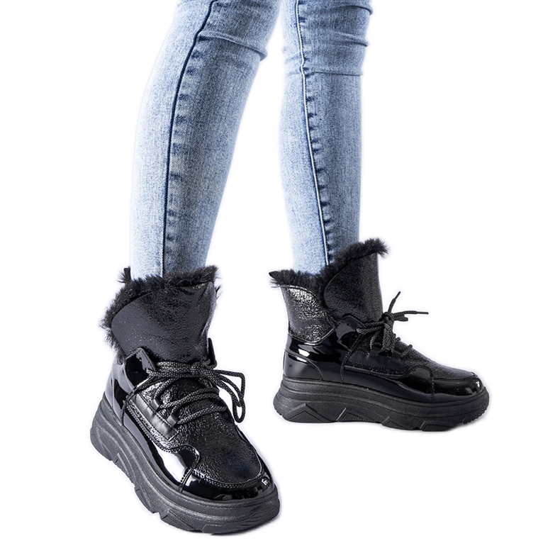 Bottes de neige Stringer isolées et vernies noires le noir