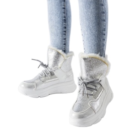 Bottes de neige Stringer isolées blanches et argentées