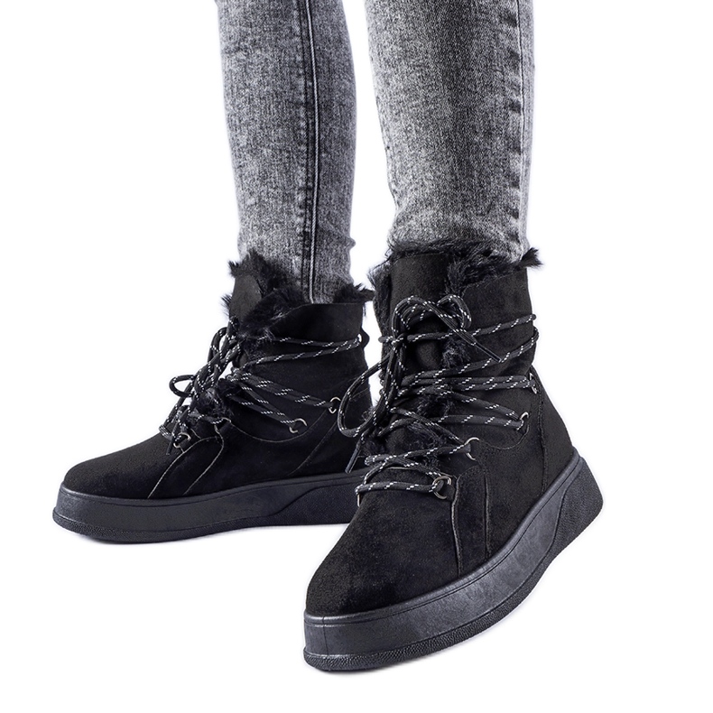 Bottes de neige noires sur la plateforme Rancourt le noir