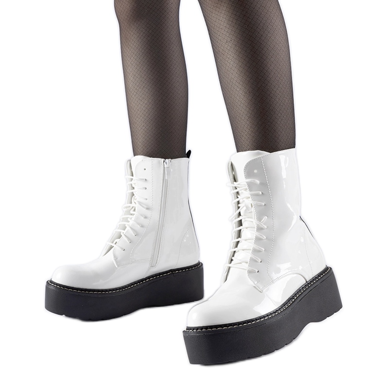 Ouvriers laqués blancs sur la plateforme Leos blanche Ouvriers laqués blancs sur la plateforme Leos blanche