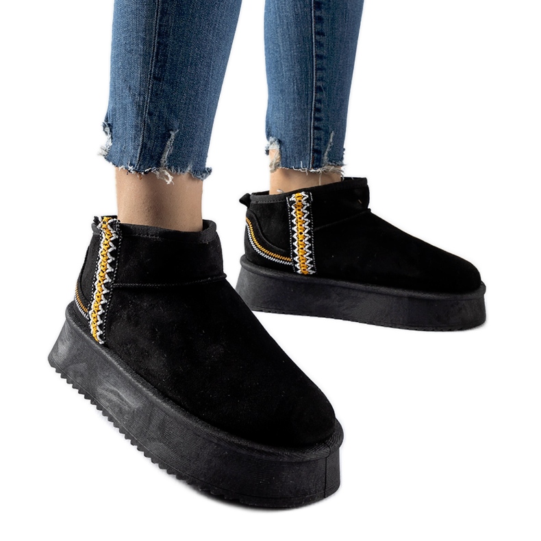 Bottes de neige noires sur la plateforme Scavi le noir