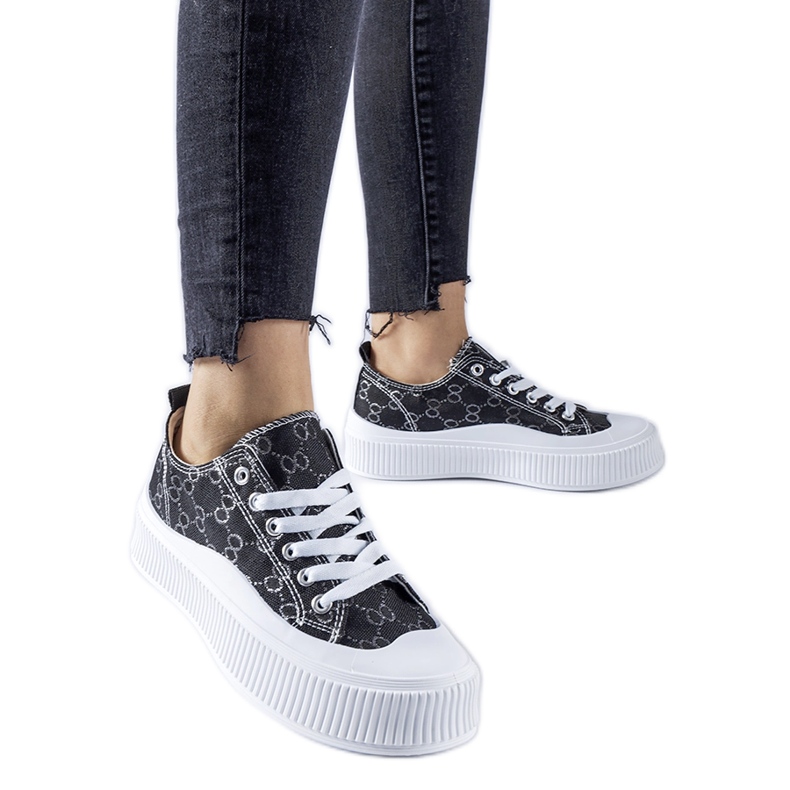 Baskets noires ornées du monogramme Cavi le noir