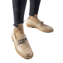 Mocassins beiges ornés d'une chaîne centrale