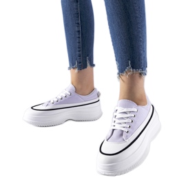 Baskets violettes sur la plateforme Plesio