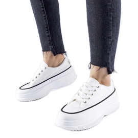 Baskets blanches sur la plateforme Plesio