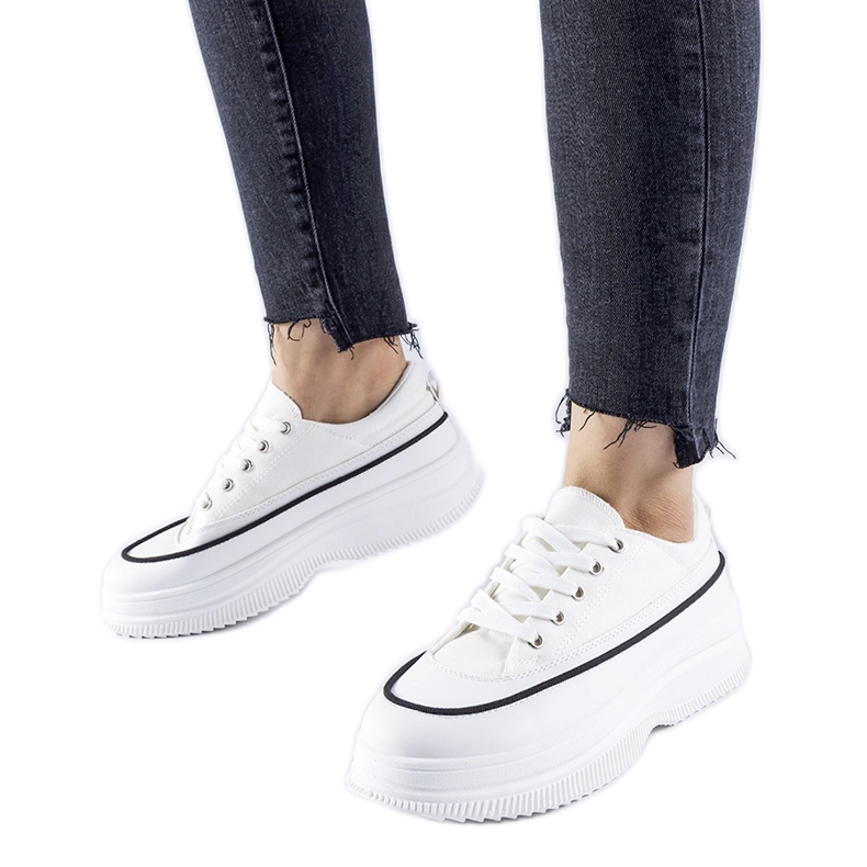 Baskets blanches sur la plateforme Plesio