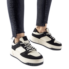 Baskets noires sur la plateforme Crim