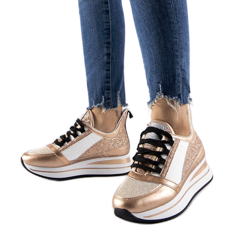 Baskets à paillettes dorées sur la plateforme Marce d'or