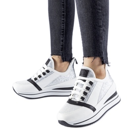 Baskets blanches à paillettes sur la plateforme Marce