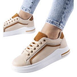 Baskets beiges sur la plateforme Mayfield
