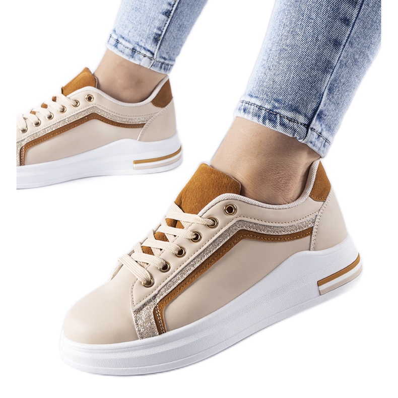 Baskets beiges sur la plateforme Mayfield