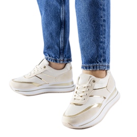Baskets beiges sur la plateforme Nutter