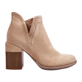 Bottines Jolnima beige clair sur un talon haut massif avec une découpe