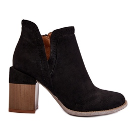 Bottines Jolnima noires sur un talon haut massif avec une découpe le noir