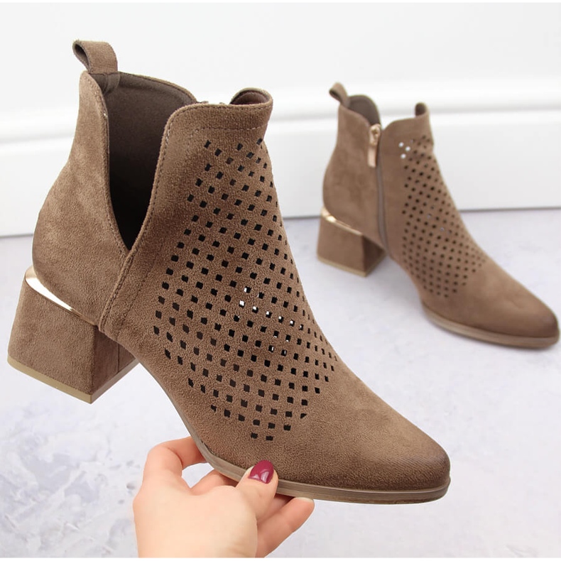 Bottines à talons hauts ajourées pour femme en daim marron Potocki SZ12356 brun