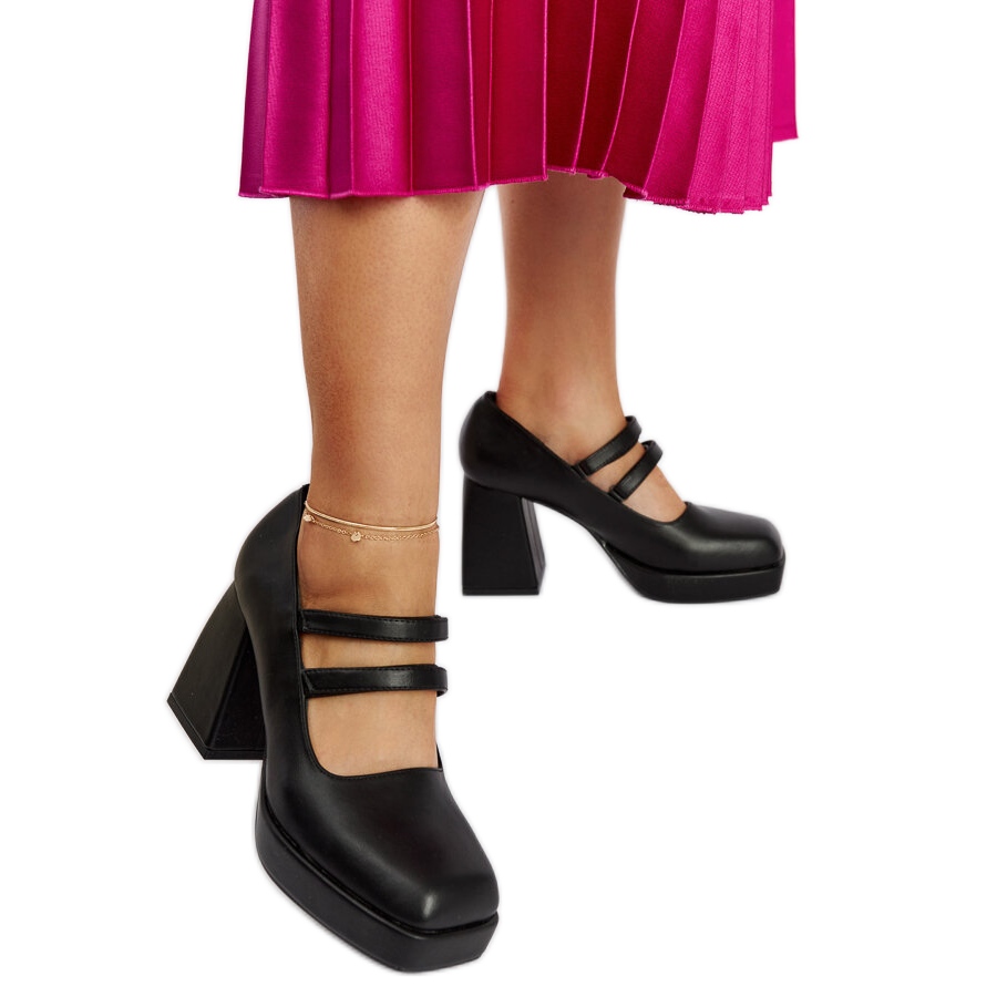 Escarpins noirs sur un talon massif Chaussures a la mode