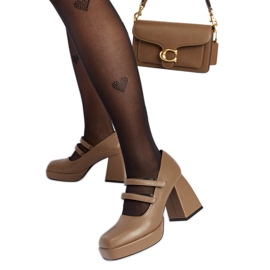 Escarpins marron Cher avec un énorme talon bloc brun Escarpins marron Cher avec un énorme talon bloc brun