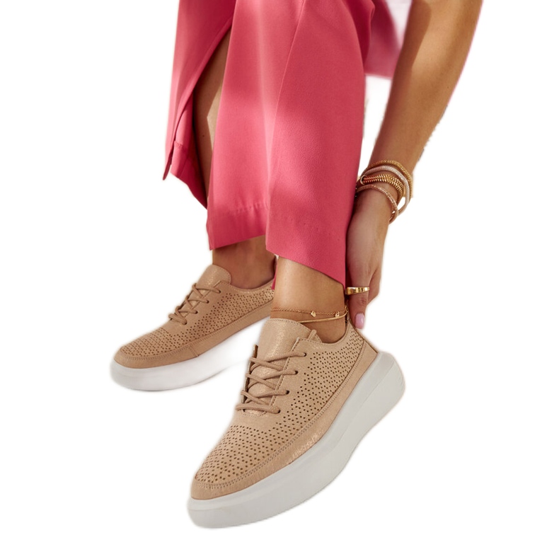 Les baskets à plateforme dorées de Lori d'or