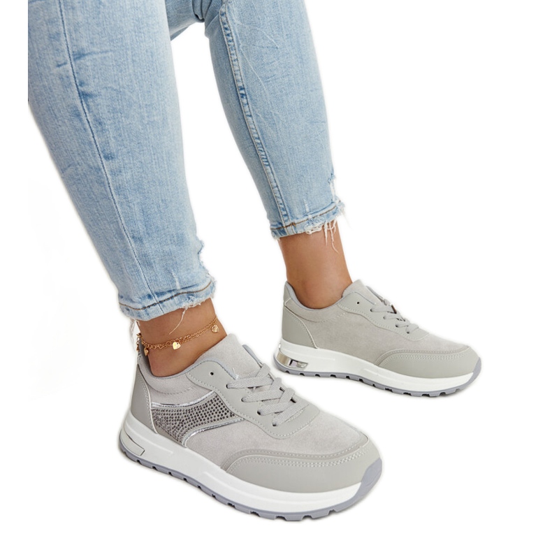 Baskets grises sur la plateforme Lubna