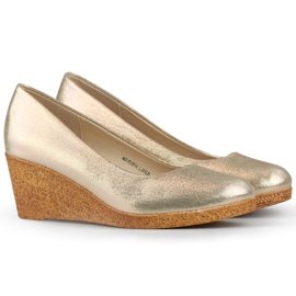 Escarpins compensés dorés - chaussures pour femmes avec un coin confortable d'or