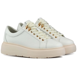 Chaussures femme en cuir beige avec lacets sur la plateforme