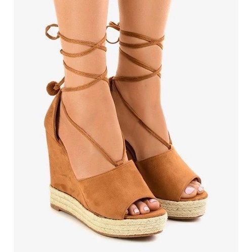 Mocassins beiges sur la plateforme et mocassins femme beiges