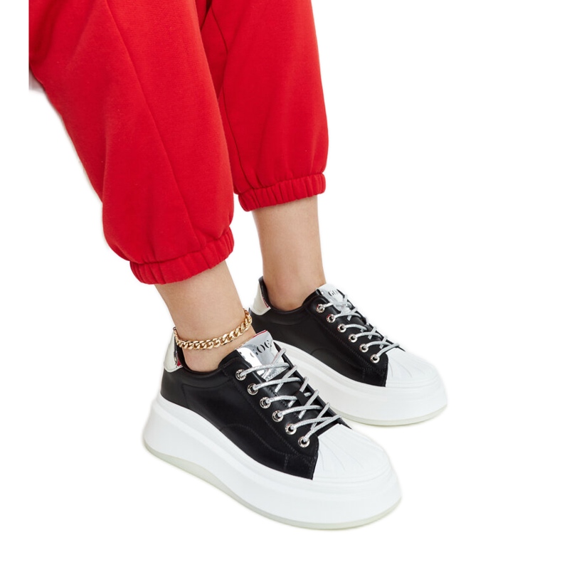 Baskets noires sur la plateforme GOE NN2N4034 le noir