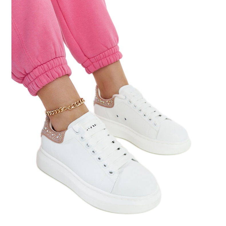 Baskets blanches sur la plateforme GOE JJ2N4051