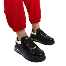 Baskets noires sur la plateforme GOE NN2N4030