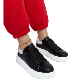 Baskets noires sur la plateforme GOE JJ2N4052