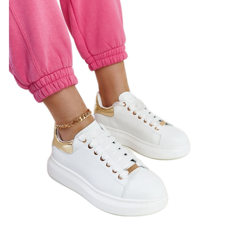Baskets blanches sur la plateforme GOE LL2N4011