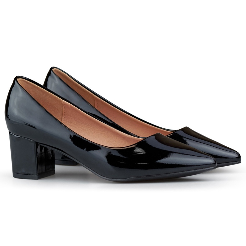 Escarpins vernis noirs à bout pointu et talon bas le noir