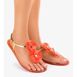 Escarpins beiges vernis à bout pointu et petit talon